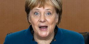 Angela Merkel macht ein überraschtes Gesicht