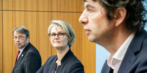 Die Task Force: Anja Karliczek, Christian Drosten (rechts) und Charité-Chef Heyo Kroemer