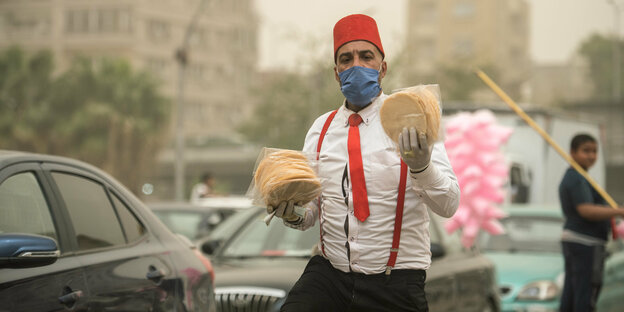 ein Mann mit Broten in Kairo