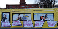 Protest in Berlin während der Pandemie: Ein verfremdeter Plakatzaun vor dem Roten Rathaus