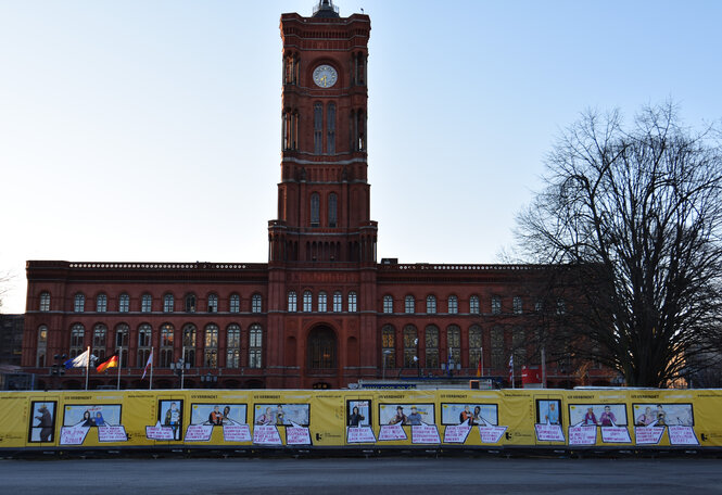 Ein verfremdetes Werbeplakat aus der Ferne. Es befindet sich vor dem Roten Rathaus