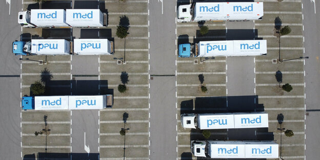 Lastwagen auf einem Parkplatz, von oben fotografiert