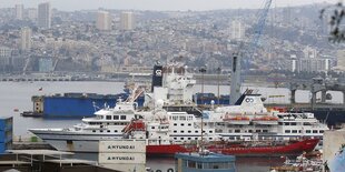 Ein Schiff in einem Hafen