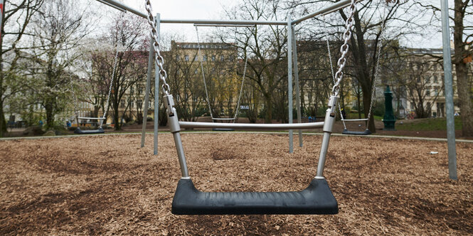 eine Schaukel auf einem leeren Spielplatz