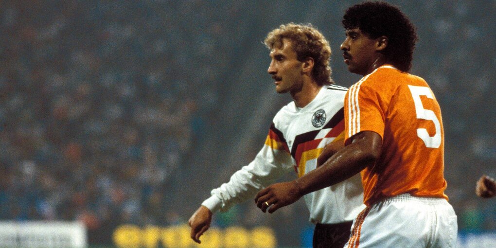 Rudi Völler und Frank Rijkaard während eines Fußballspiels.