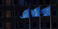 Drei EU-Flaggen wehen vor der EU-Kommission in Brüssel