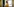 Eine Frau trägt eine Mundschutzmaske, hält Anschreiben in den Händen und steh im Flur des Gesundheitsamts Steglitz