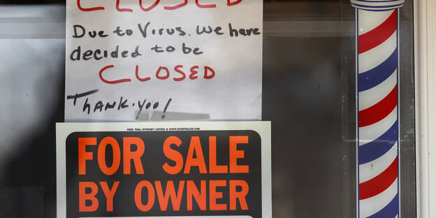 Ein For-Sale-Schild an einem US-amerikanischen Geschäft Ein For-Sale-Schild an einem US-amerikanischen Geschäft