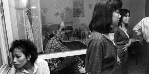 Geburtstag im Wohnheim - Vertragsarbeiter aus Vietnam in der Unterbringung im Bezirk Dresden - DDR