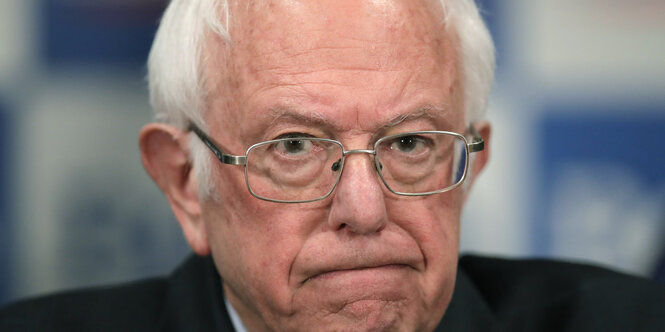 Bernie Sanders macht ein resigniertes Gesicht.