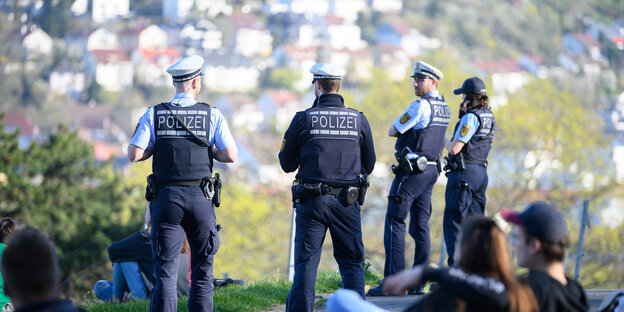 PolizistInnen stehen in einem Park