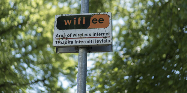 Ein Straßenschild, dass darauf hinweist, dass diese Gegend wifi hat – auf Englisch und auf Estisch