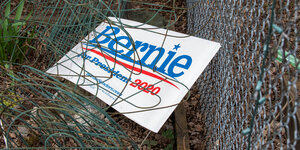 Weggeworfenes Wahlplaket für bernie Sanders in Burlington
