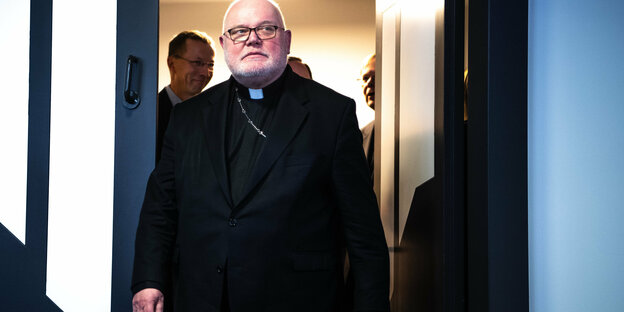 Kardinal Reinhard Marx, einstiger Vorsitzender der Deutschen Bischofskonferenz, kommt zur Pressekonferenz.