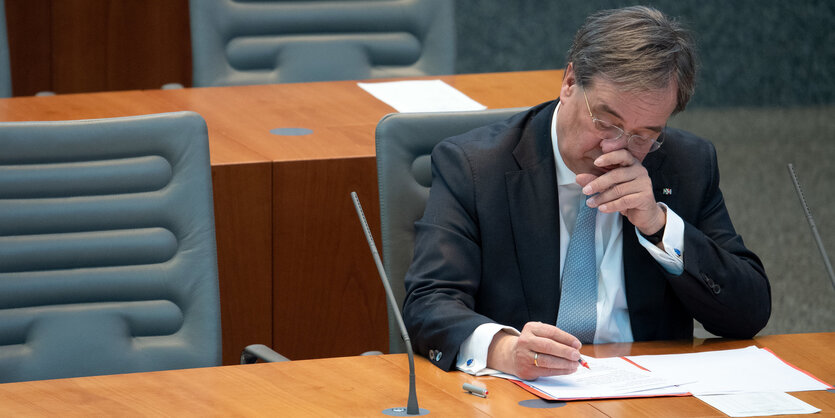 rmin Laschet (CDU), Ministerpräsident von Nordrhein-Westfalen, sitzt im Plenum des Landtages