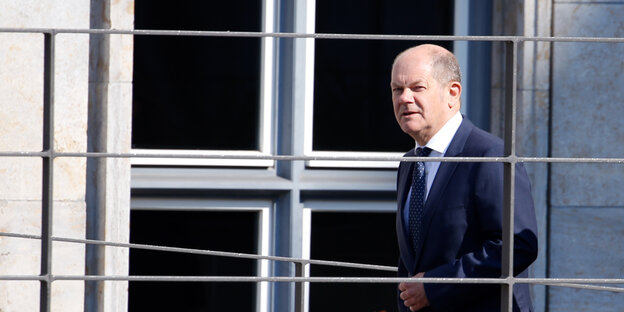 Finanzministe Olaf Scholz verlässt ein Regierungsgebäude nach einer Sitzung in Berlin