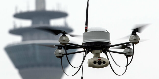 Eine Drohne vor einem Fernsehturm