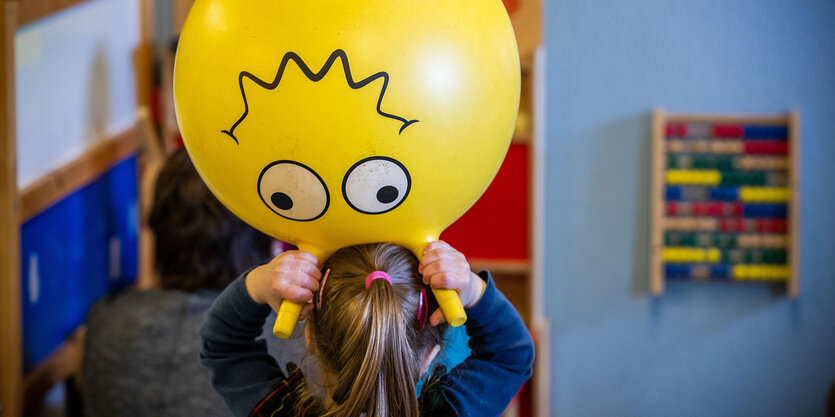 Ein Maedchen mit Sprungball