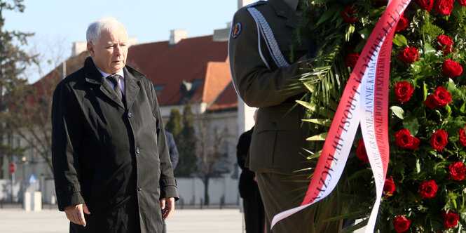 Kranzniederlegung vor den Augen von Jaroslaw Kaczynski