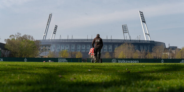 Wiese, dhinter Werder-Stadion mit vier Flutlicht-Masten