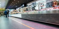 Eine lange Wurst- und Fleischtheke in einem Supermarkt