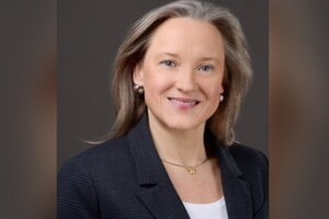 Eine Frau mit mittellangen Haaren, trägt einen schwarzen Blazer. Eine Frau mit mittellangen Haaren, trägt einen schwarzen Blazer.