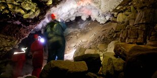 zwei Menschen stehen in einer Höhle