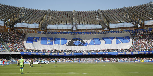 Riesentransparent der Ultras im Stadion vom SSC Neapel