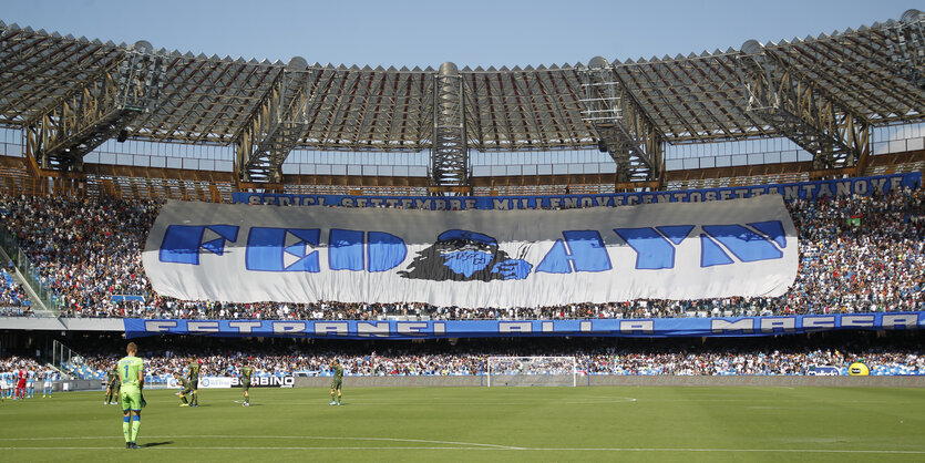 Riesentransparent der Ultras im Stadion vom SSC Neapel