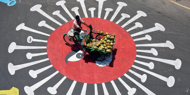 Ein Bild des Coronavirus auf einer Straße in Chennai, Indien