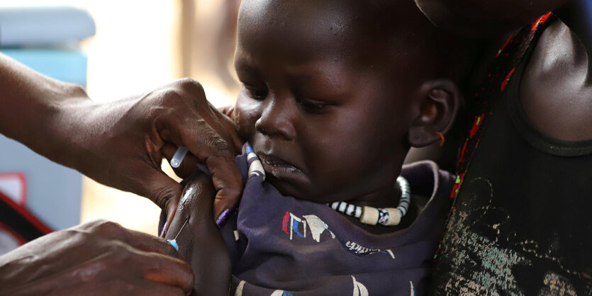 Ein Kind wird im Südsudan gegen Masern geimpft