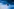 ein schwimmendes Kind in tiefblauem Wasser