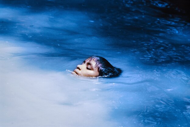 ein schwimmendes Kind in tiefblauem Wasser ein schwimmendes Kind in tiefblauem Wasser