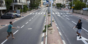Tennis spielen auf den leeren Straßen in Tel Aviv während des Loockdown