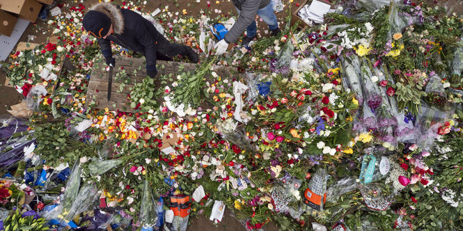 Blumenhändler zerhacken Blumen