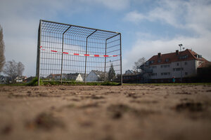 Ein verwaister und mit Flatterband gesperrter Bolzplatz in Hannover