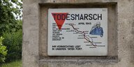 Eine Gedenktafel im Belower Wald bei Wittstock in Brandenburg erinnert mit einer Route und dem Schriftzug "Todesmarsch" an einen Marsch von KZ-Insassen vor 75 Jahren