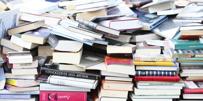 Aufgestapelte Bücher auf einem Flohmarkt