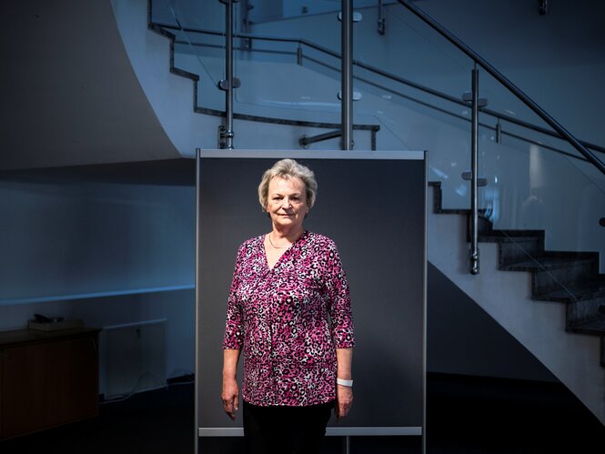 Portrait einer frau in einem Treppenflur