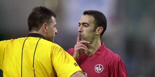 Djorkaeff hält den Finger vor seinen Mund