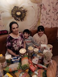brit, Konderven und Nudeln: Eine Familie hat gerade ine lebensmittelspende bekommen
