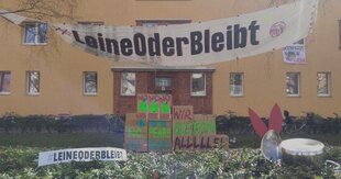 LeineOderBleibt Protestplakat vor dem Haus