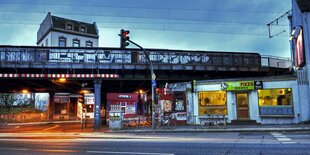 Die Sternbrücke, ein Pizzaladen, ein Club im Abendlicht