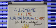Auf einem Papier steht geschrieben: Allgemeine Hygiene Kurzfortbildung Covid 19 für KiM + Anästhesie Personal