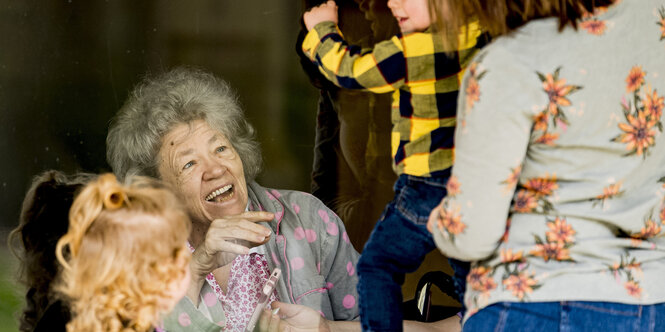 Frau wird im Pflegeheim besucht