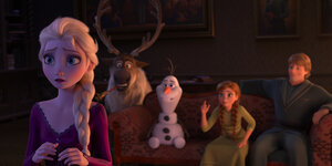 Schneekönigin Elsa, Rentier Sven, Eismann Olaf, die Schwester Anna und der treue Kristoff.sind in einem Raum
