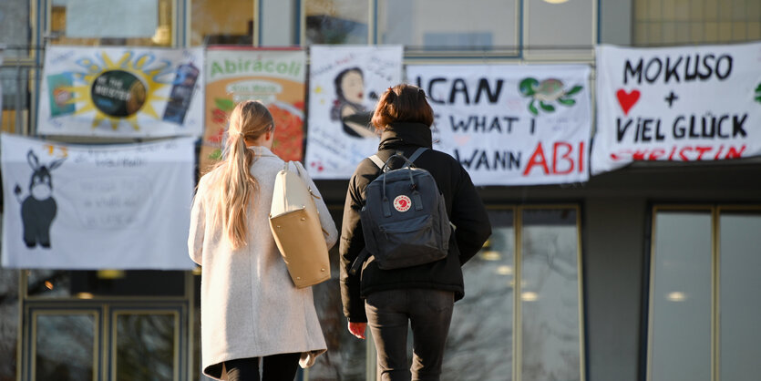 Geöbes Schild an Glastür mit der Aufschrift "Bitte Ruhe!! Abitur"