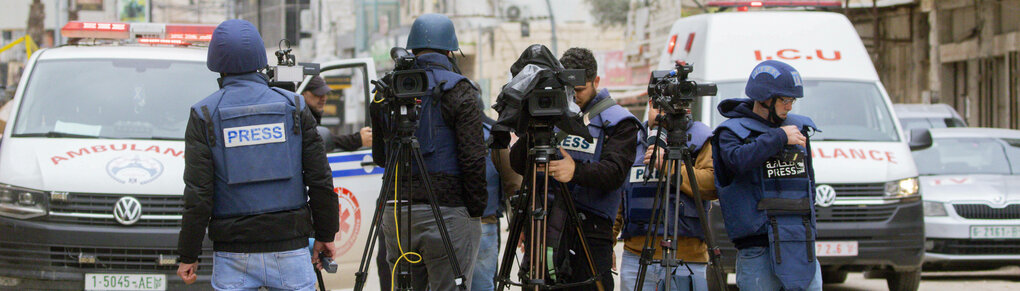Journalist* innen auf einer Straße in Jenin, West Bank