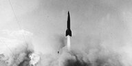 Eine V2-Rakete wird gestartet und fliegt in die Luft.