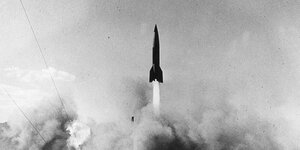 Eine V2-Rakete wird gestartet und fliegt in die Luft.